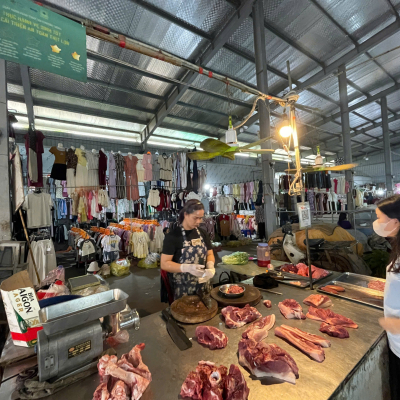 Dao Thi Duyen sells pork to a customer at Kim Lan market in Hanoi, applying improved hygiene practices learned through food safety training (photo credit: ILRI/Sinh Dang). Dao Thi Duyen sells pork to a customer at Kim Lan market in Hanoi, applying improved hygiene practices learned through food safety training (photo credit: ILRI/Sinh Dang).