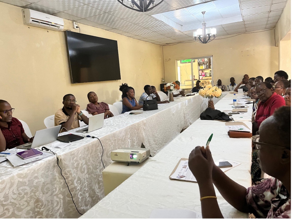 Feedback session with broiler farmers, animal health practitioners and local leaders from Areas 18 and 49 at Glalle Garden, Lilongwe, Malawi (photo credit: ILRI/Joe Magombo).