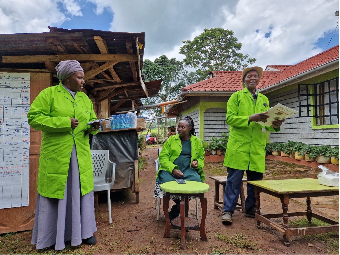 Adaptation Pioneers Joel and Eunice Rotich introduce the attending farmers to the field day programme on their farm, supported by Leah Gichuki, ILRI Research Officer. Photo by B.Habermann/ILRI.