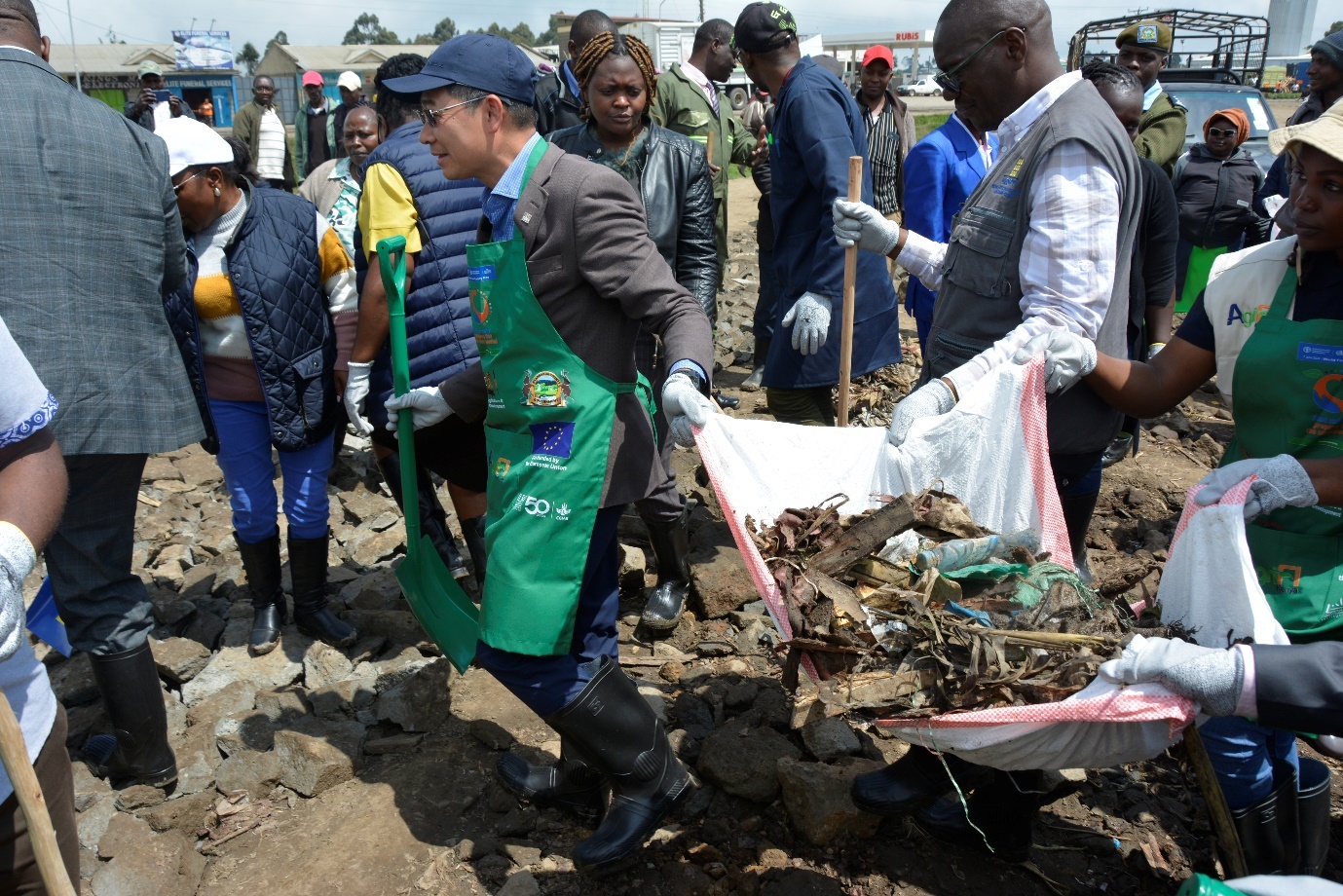 ILRI’s Hung Nguyen supports clean-up efforts by carrying trash to the pick-up truck. Photo: Fenja Tramsen/ ILRI.