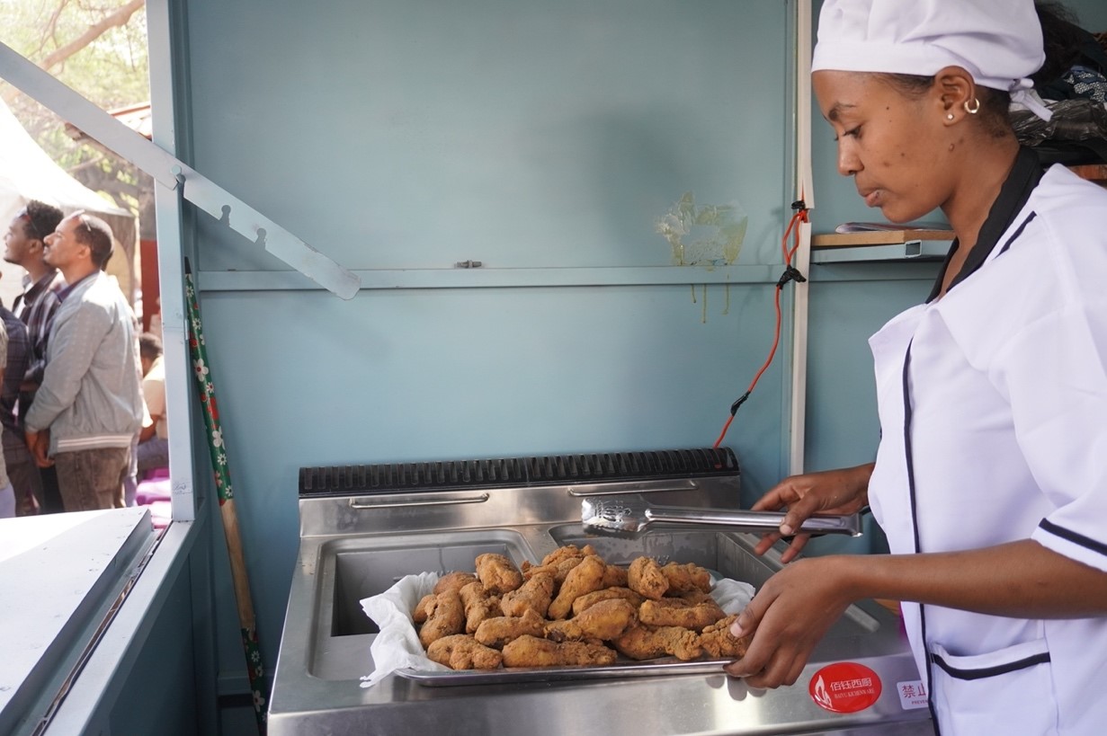 Forty-five unemployed youth from four cities in Ethiopia have received training in the chicken meat frying business (photo credit: ILRI/Shahida Hussien).