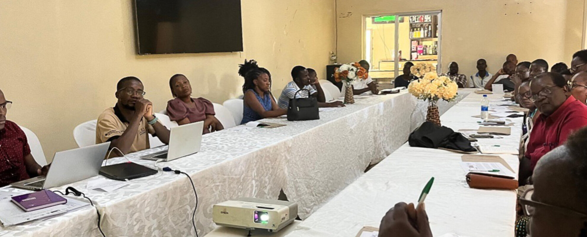 Feedback session with broiler farmers, animal health practitioners and local leaders from Areas 18 and 49 at Glalle Garden, Lilongwe, Malawi (photo credit: ILRI/Joe Magombo).